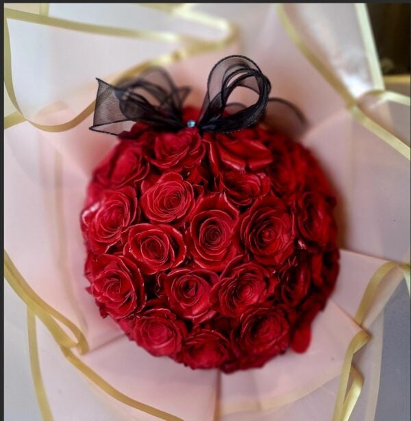 Cincinnati Flower Delivery – 30 red roses bouquet wrapped in pink paper with golden trim.